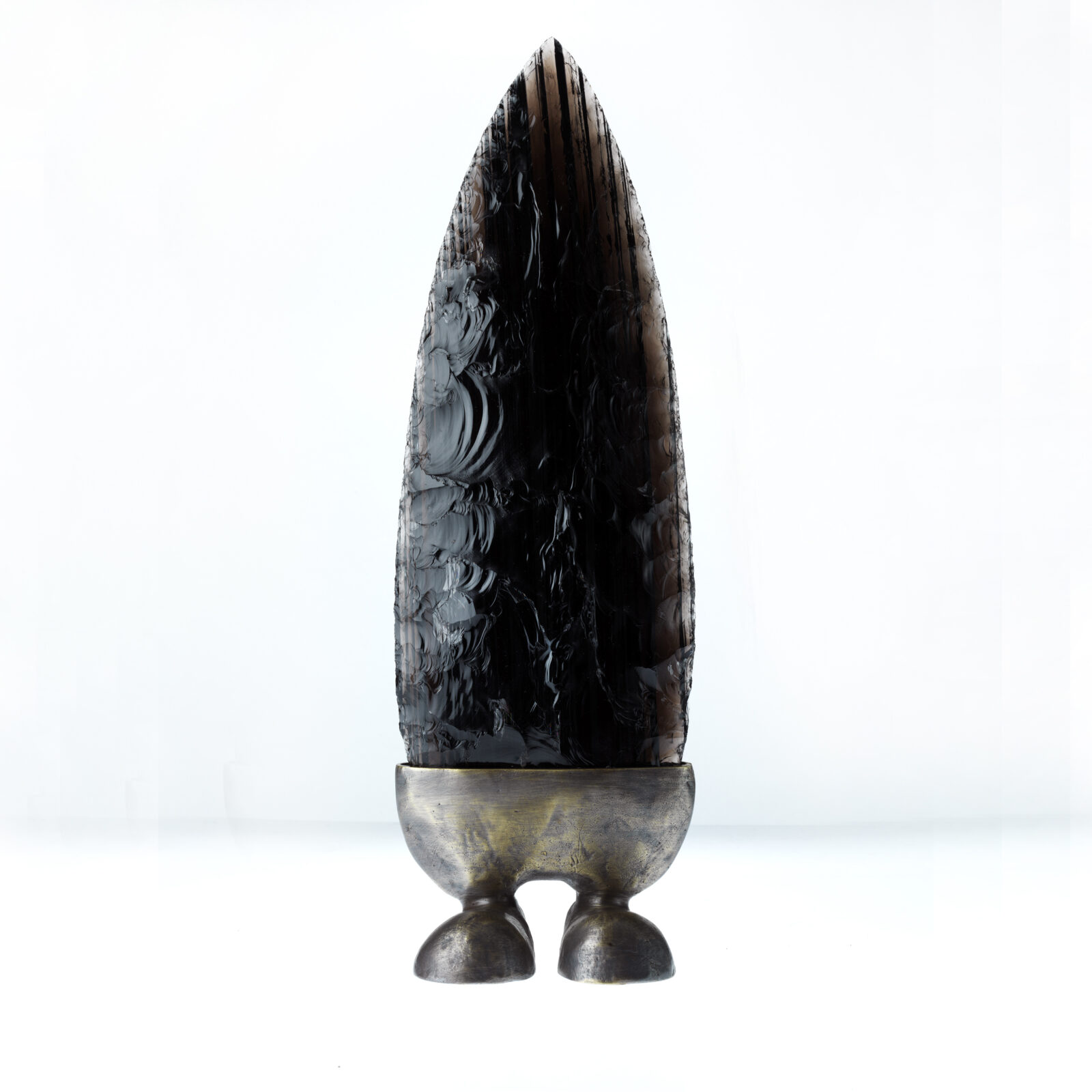 biface en obsidienne sur pied en bronze