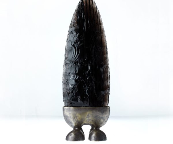 biface en obsidienne sur pied en bronze