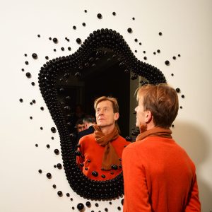Mattia Bonetti face à sa création