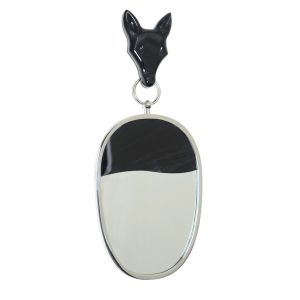miroir accroché à sa tête de loup en obsidienne