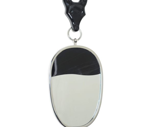 miroir accroché à sa tête de loup en obsidienne