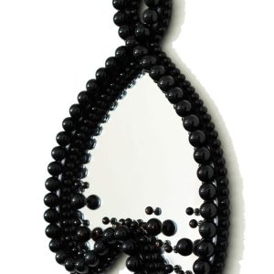 Miroir orné de perles d’obsidienne